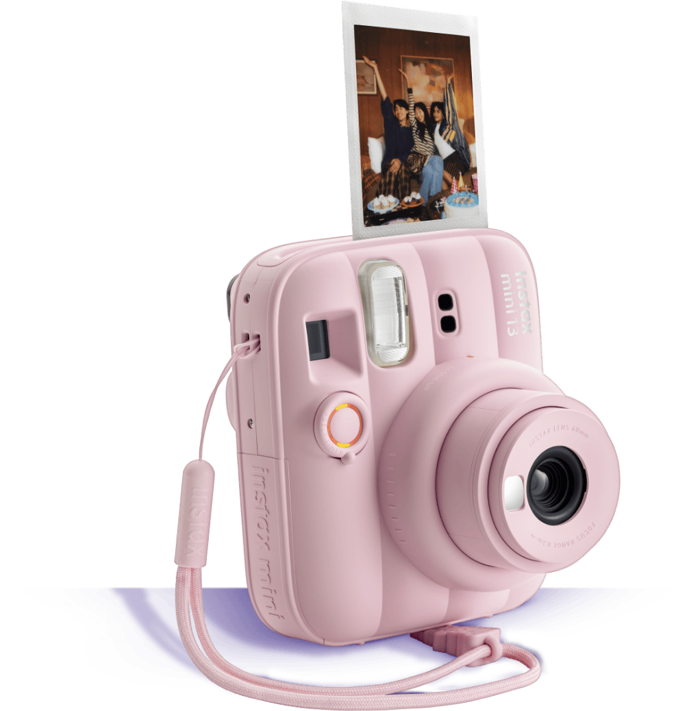 Blossom Pink 色的 FUJIFILM instax mini 12 即影即有相機，頂部吐出一張印好的照片